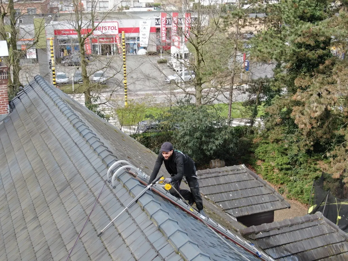 Professionele dakontmossing in Etterbeek — luchtfoto van dakbehandeling door Roof Revive