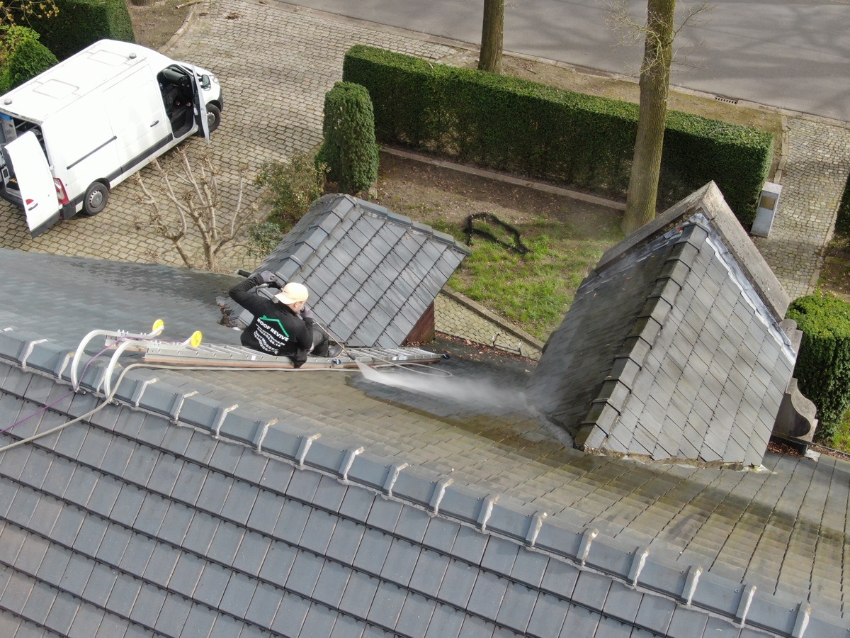 Drone-opname van een dak behandeld met hydrofuge waterafstotende impregnatie na behandeling