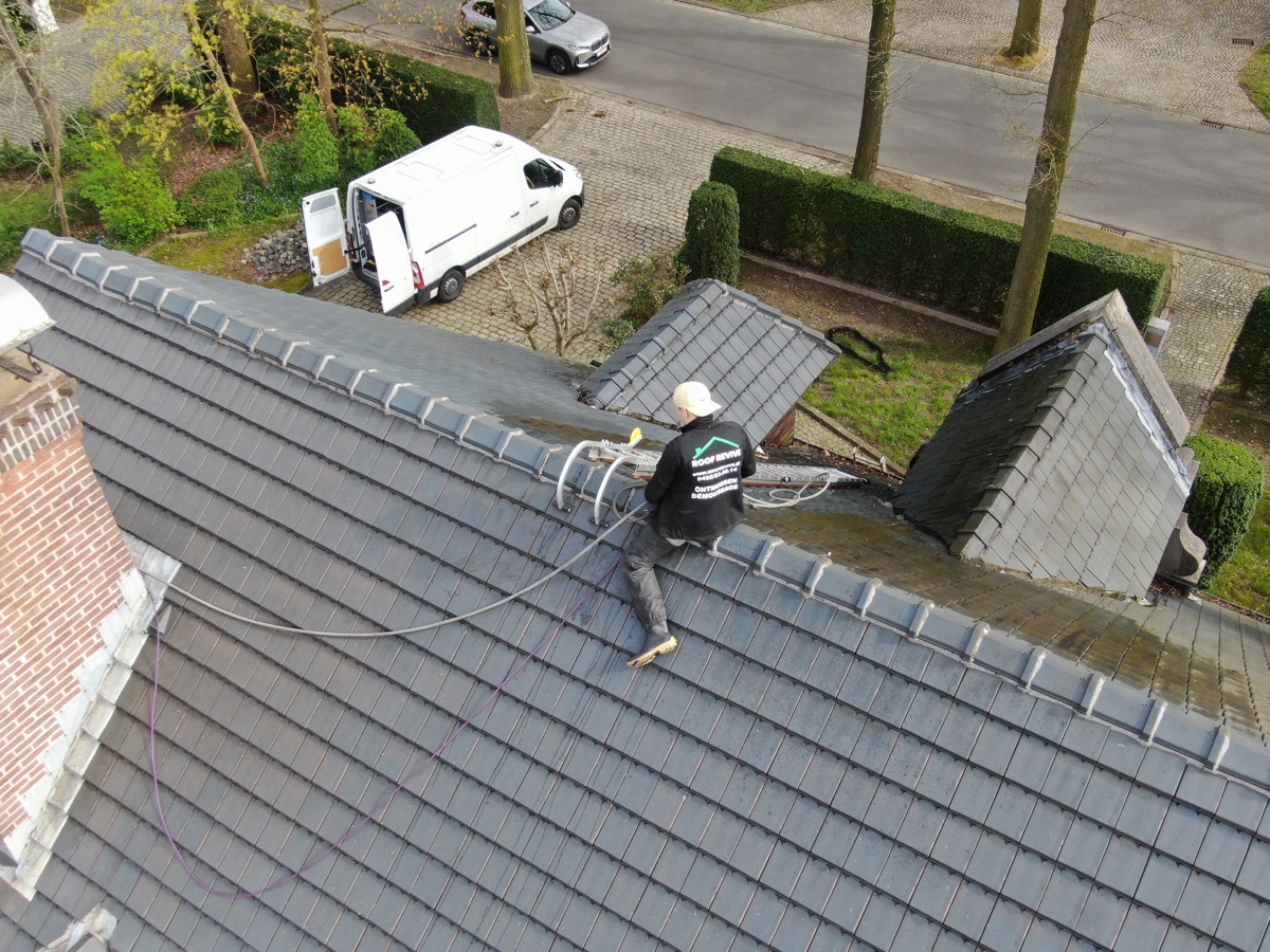Luchtfoto van een leien dak na professionele ontmossing door Roof Revive