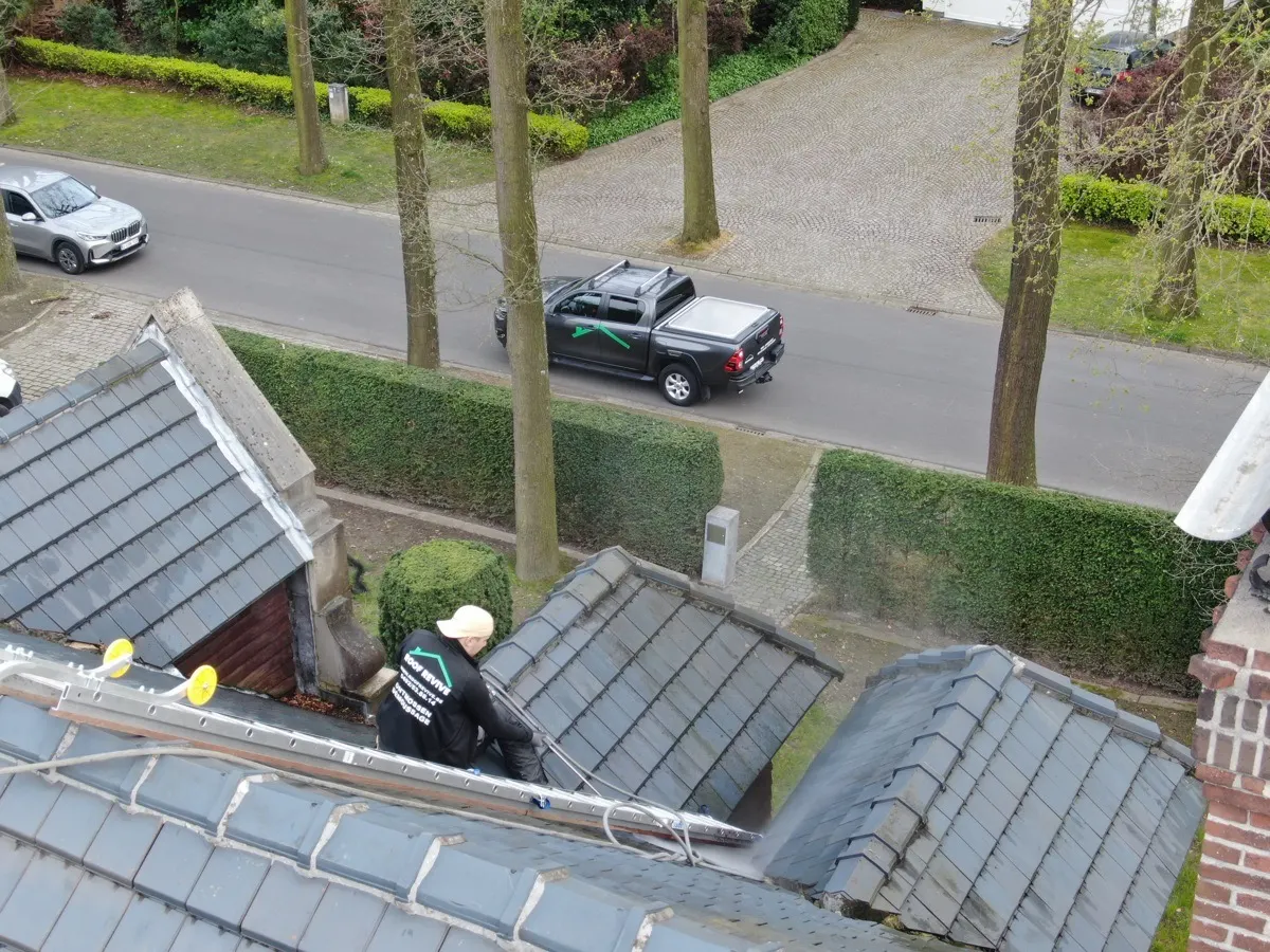 Professionele dakontmossing in Schaarbeek — luchtfoto van dakbehandeling door Roof Revive