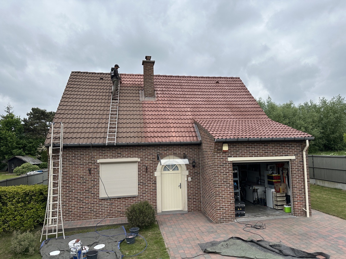 Dakcoating aanbrengen — professioneel team van Roof Revive aan het werk op een dak in Vlaams-Brabant