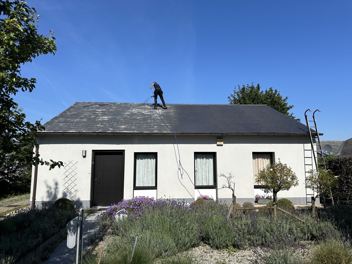 Resultaat van dakcoating — uniform kleurresultaat op betonpannen