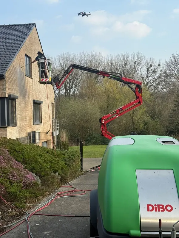 Professionele gevelreiniging met DiBO hoogwerker en kraan