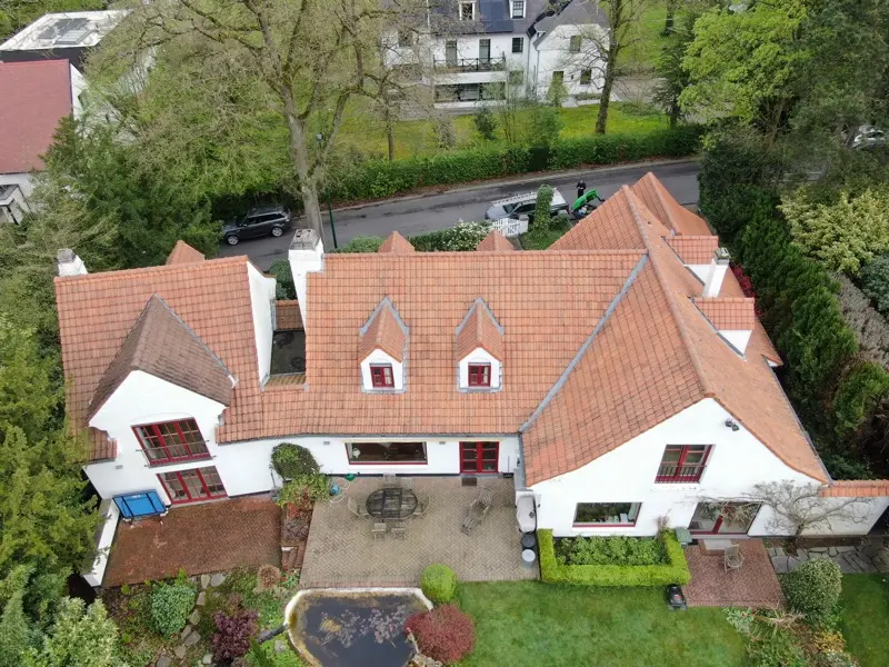Dakontmossing villa in West-Vlaanderen