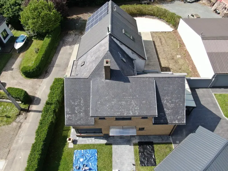 Dakontmossing woning in Oost-Vlaanderen