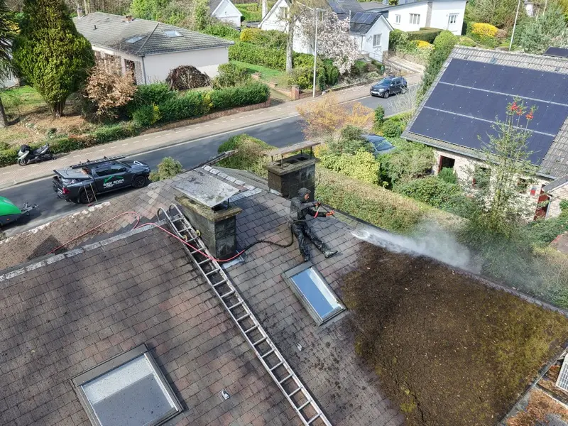 Roof Revive dakspecialist stoom reinigt een dak op ecologische manier