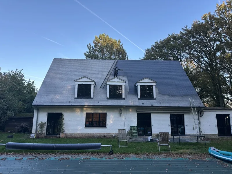 Professionele uitvoering — dakspecialist aan het werk op het dak