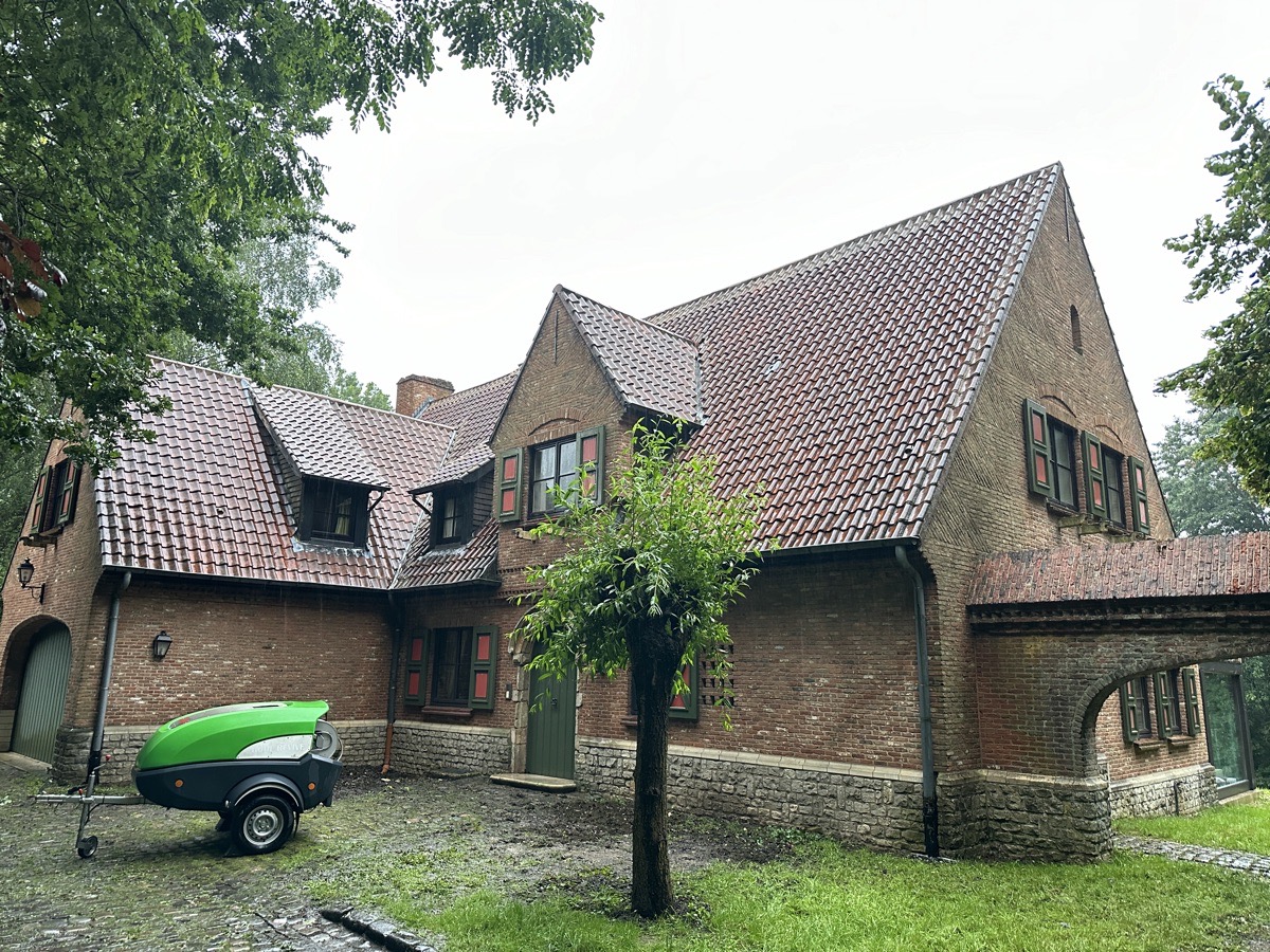 Dak na professionele reiniging door Roof Revive — schone en heldere dakpannen