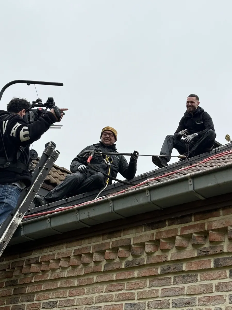 VTM cameraploeg filmt op dak